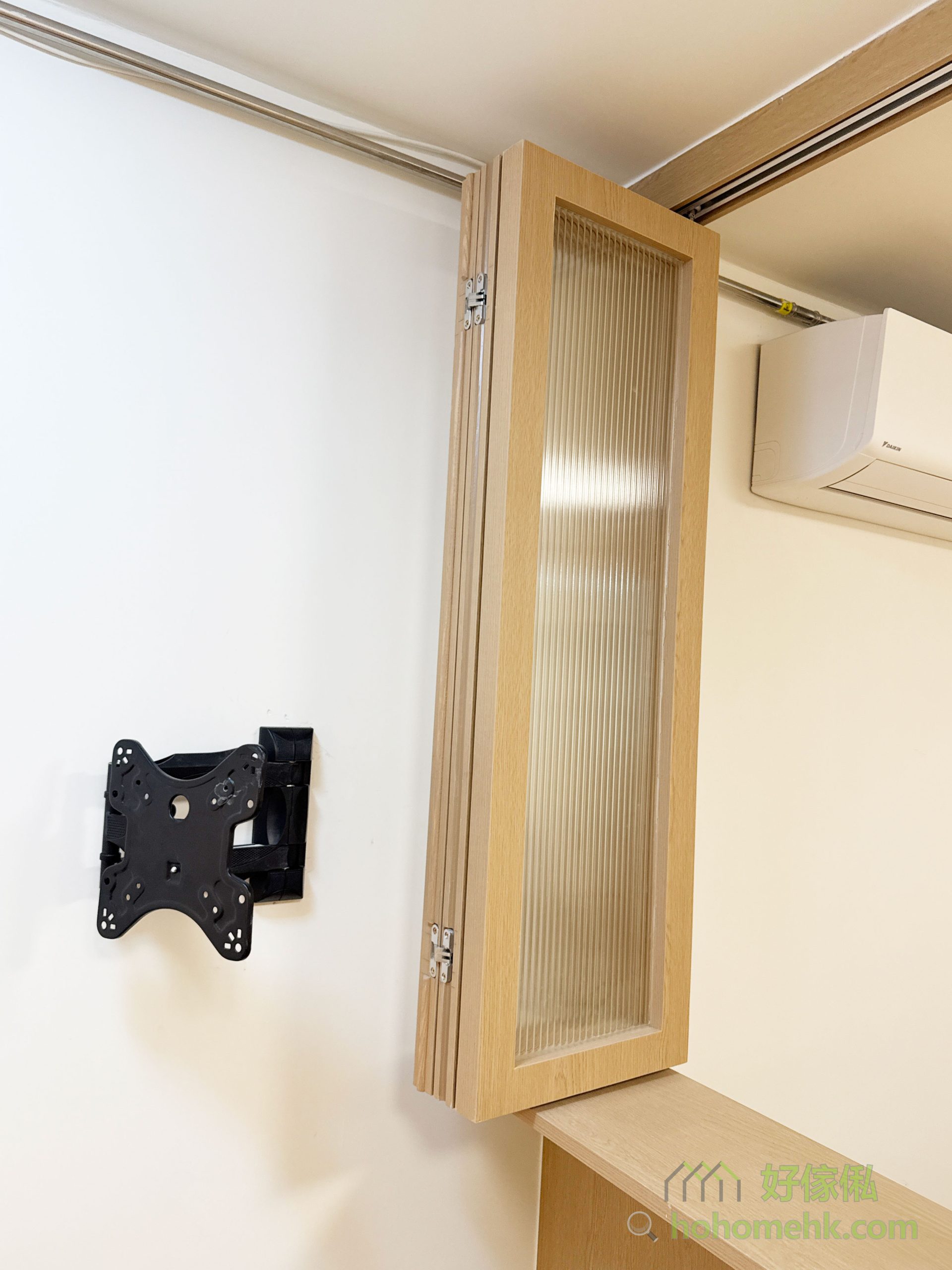 間房的另一側設計了趟窗,同樣採用趟摺門的設計理念。白天可將窗扇完全打開,讓空氣在客廳與間房之間自由流通,增強空間的舒適感;而夜晚需要休息時,則可關上窗扇,為間房提供安靜與私密的環境。這樣的安排,不僅實現了功能的多樣性,還能在需要時增加家庭成員間的互動。