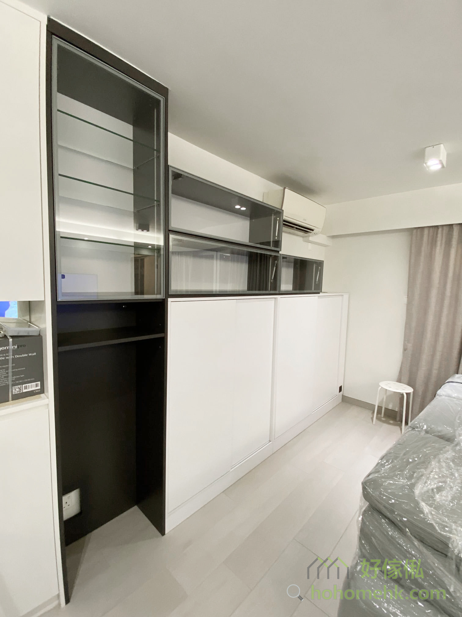 傢俬的配色選用暖白與炭黑作為主要對比色,大大提升視覺上的層次感。暖白色帶來舒適溫馨的感覺,配合炭黑的穩重大氣,打造出現代而時尚的房間氛圍。這樣的色彩搭配既符合低調奢華的品味,也適合追求簡約風的小家庭。