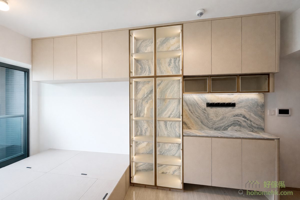 玻璃飾櫃是高樓底室內設計的一個亮點。不僅可以展示收藏品，增添家居個性化，還能自然融入高櫃中，提供更高的通透效果，適合喜歡寬敞開揚空間感的住戶。同時，燈光裝飾與飾櫃融為一體，帶來溫暖的居家氛圍。