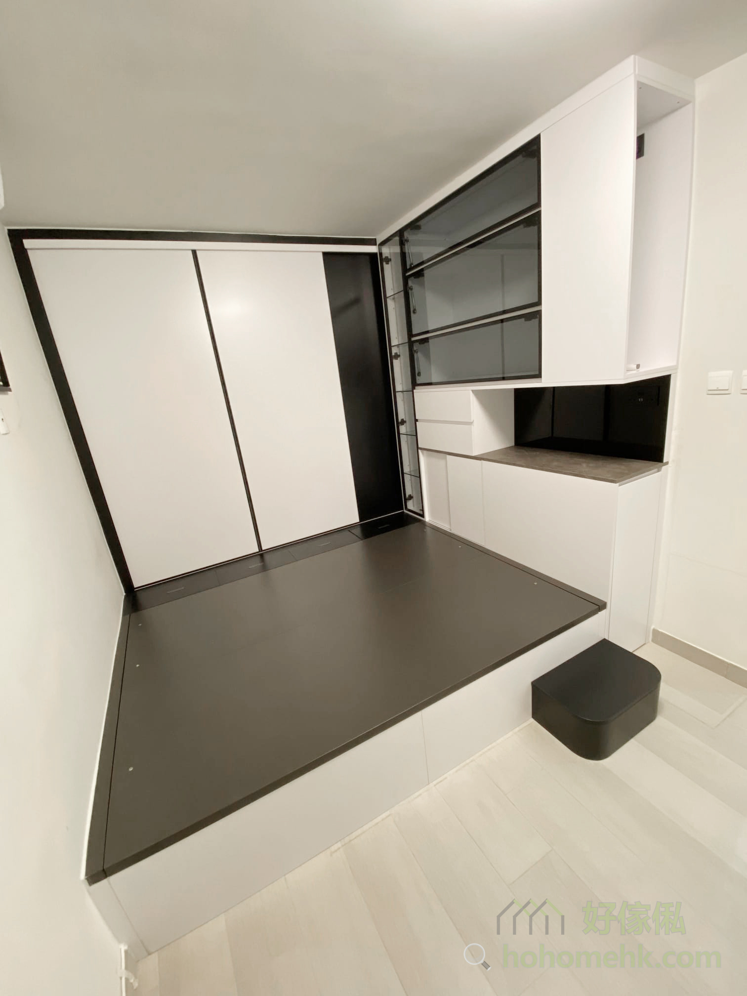 訂造的油壓床設計以其高靈活性而著稱,結合地台的高度,床板輕輕一提即可輕鬆開啟,取物省力又安全。這樣的方式相比傳統抽屜式儲物,令物品存取更加便捷,且不會占用更多外部空間。