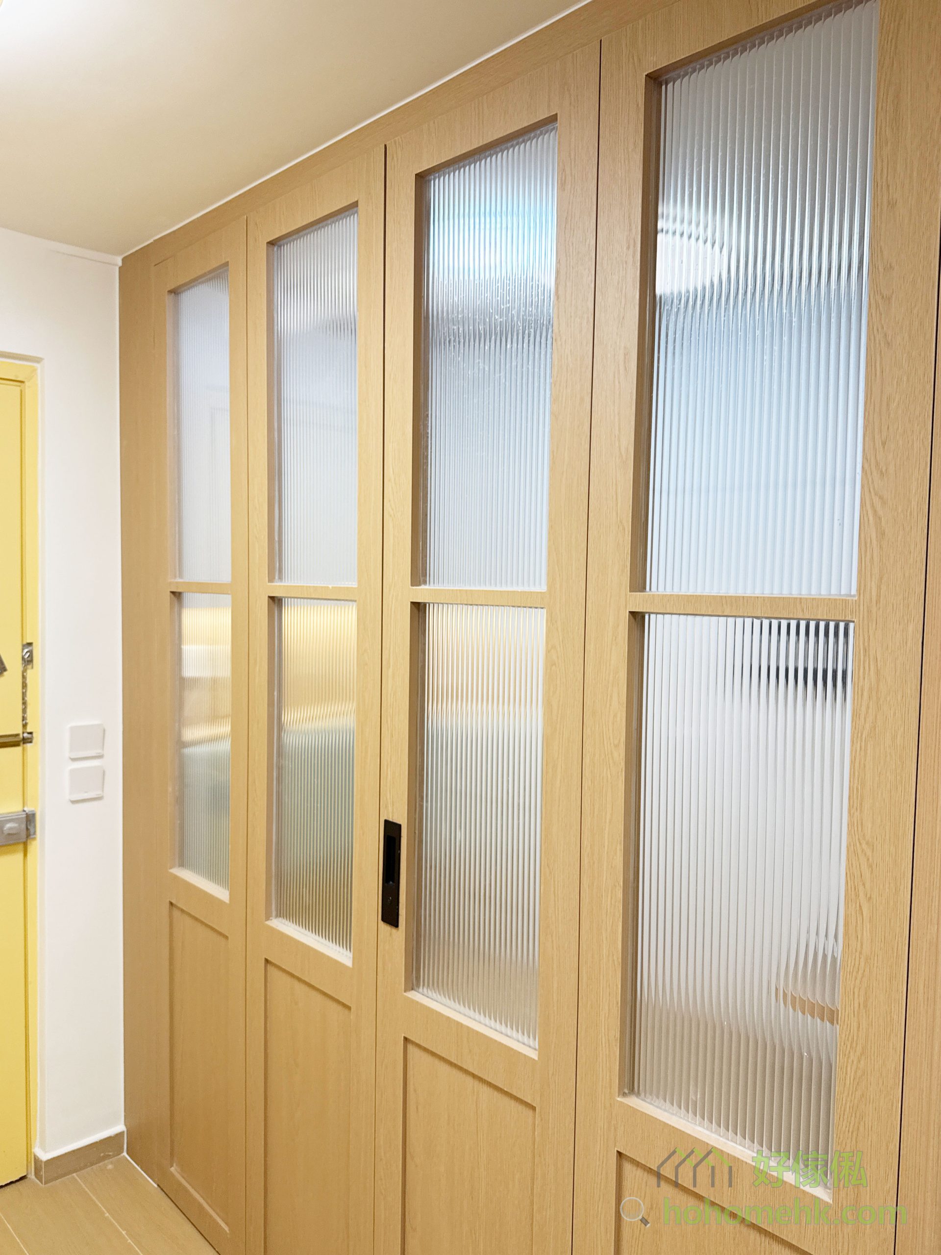 在客廳與間房設計中,特別增添了圓角邊的細節處理。優雅地融入圓邊設計,不僅對有小朋友和長者的家庭提供更多安全保護,也讓整體家居的線條顯得更為柔和流暢,營造舒適的視覺效果。