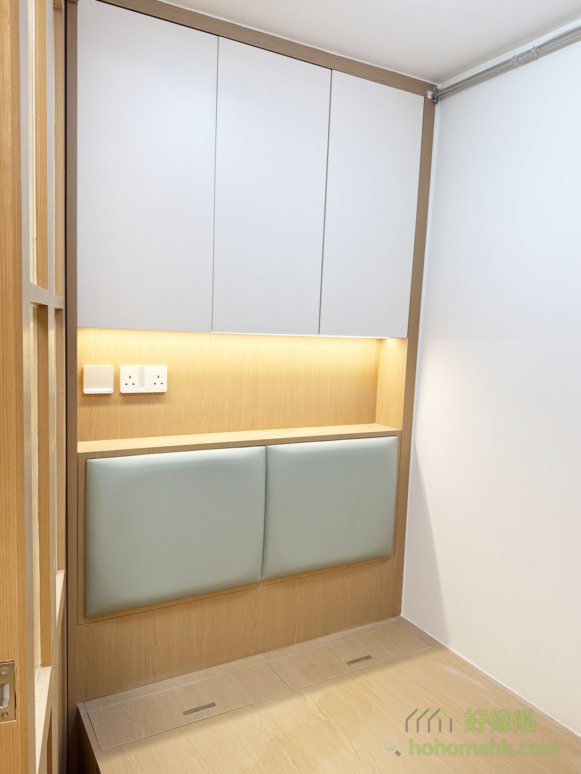 間房的主體間隔和趟門採用暖木色與長虹玻璃結合,散發出濃厚的日式裝潢風格。暖木色帶來的自然氣息,加上長虹玻璃若隱若現的效果,令空間瞬間變得柔和而高級。這種材質與顏色搭配,既有實用性,又可以大幅提升家居的美感,特別適合希望打造溫暖和諧氛圍的家庭。