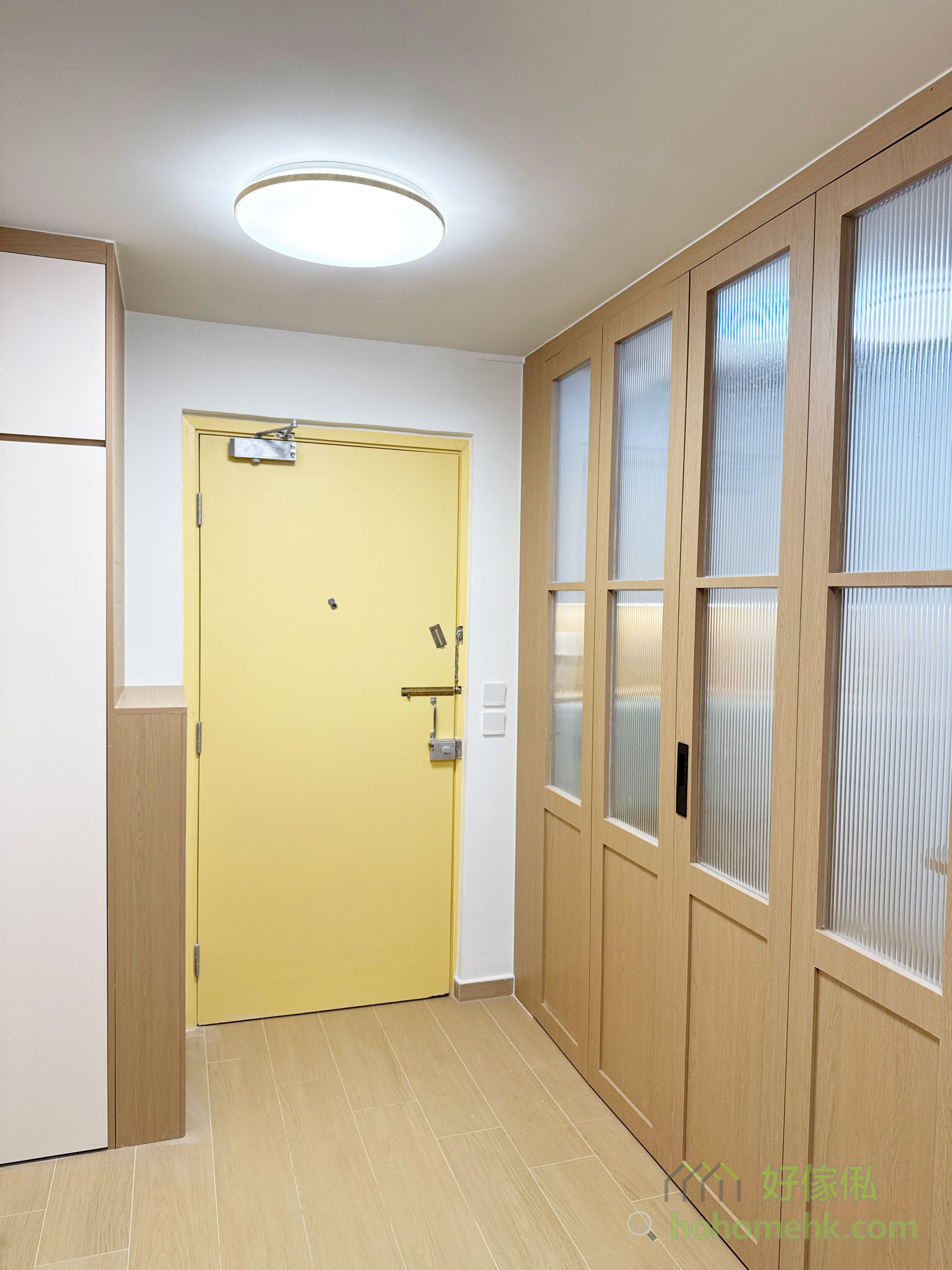 間房的主體間隔和趟門採用暖木色與長虹玻璃結合,散發出濃厚的日式裝潢風格。暖木色帶來的自然氣息,加上長虹玻璃若隱若現的效果,令空間瞬間變得柔和而高級。這種材質與顏色搭配,既有實用性,又可以大幅提升家居的美感,特別適合希望打造溫暖和諧氛圍的家庭。