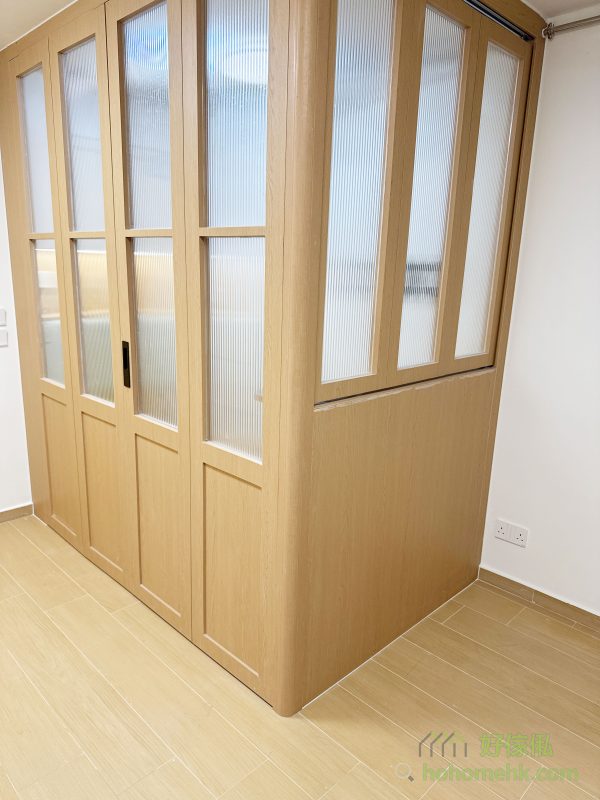 間房的另一側設計了趟窗，同樣採用趟摺門的設計理念。白天可將窗扇完全打開，讓空氣在客廳與間房之間自由流通，增強空間的舒適感；而夜晚需要休息時，則可關上窗扇，為間房提供安靜與私密的環境。這樣的安排，不僅實現了功能的多樣性，還能在需要時增加家庭成員間的互動。