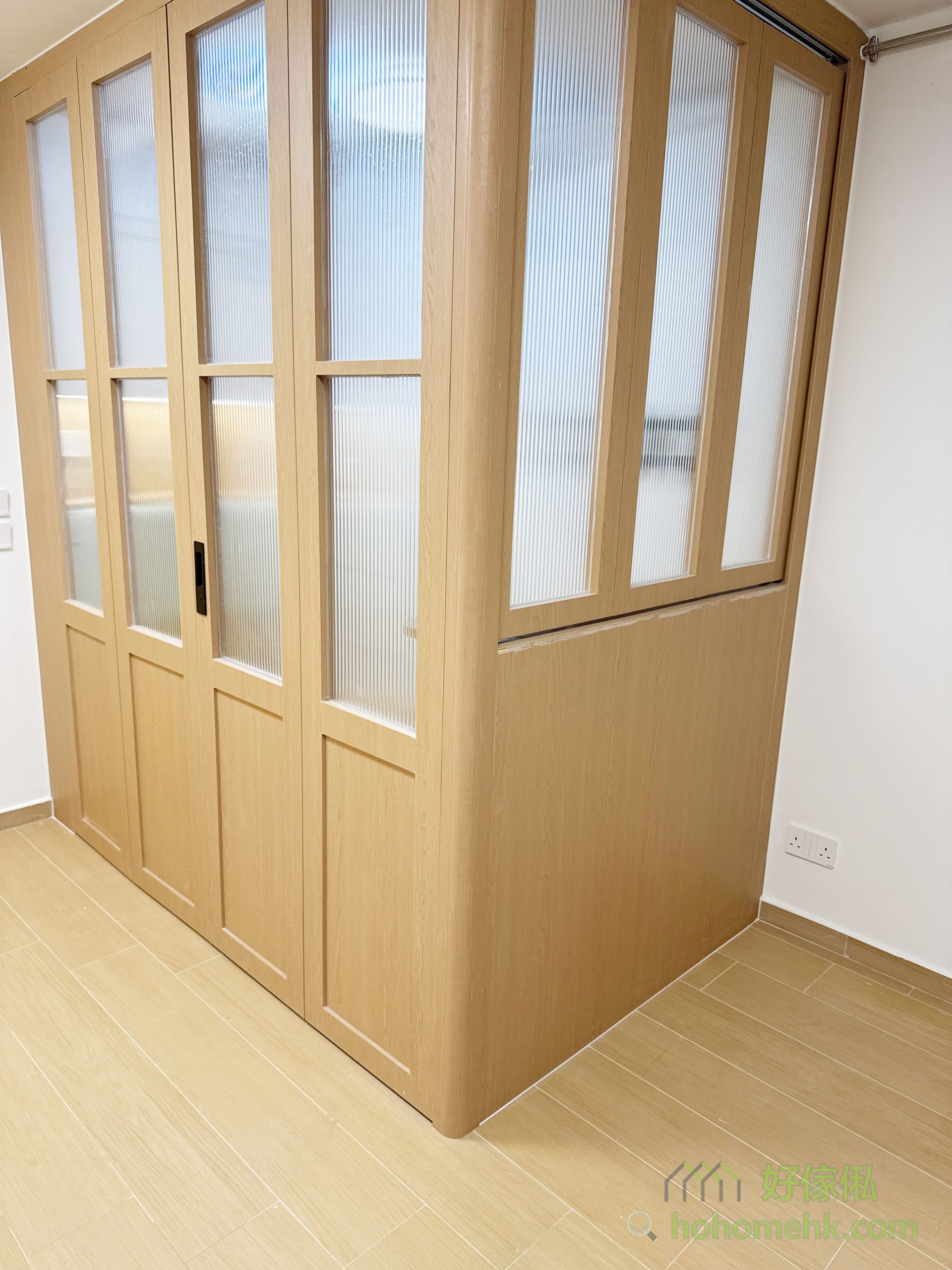 間房的另一側設計了趟窗,同樣採用趟摺門的設計理念。白天可將窗扇完全打開,讓空氣在客廳與間房之間自由流通,增強空間的舒適感;而夜晚需要休息時,則可關上窗扇,為間房提供安靜與私密的環境。這樣的安排,不僅實現了功能的多樣性,還能在需要時增加家庭成員間的互動。