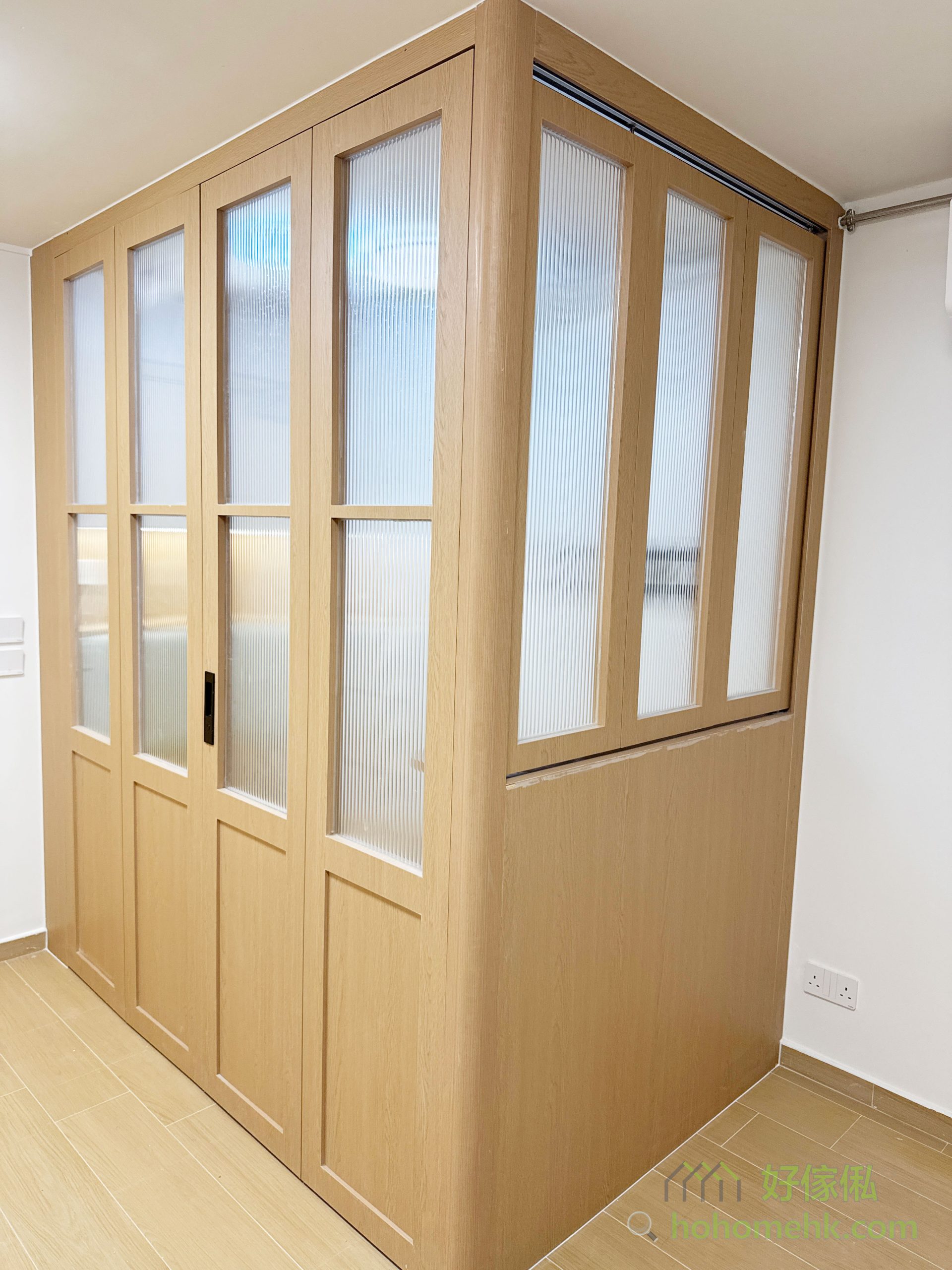 趟摺門對於客廳間房來說,是一款非常實用的設計元素,特別適合香港的小型單位。在間房與客廳之間加入趟摺門,不僅可以在日間完全打開,令客廳視覺上更為通透;而在需要私密空間時,又能輕鬆關合。這樣的布局,不僅提升空間的可塑性,亦讓日後更換房內傢俬變得更加方便,減少清拆和搬運的麻煩。