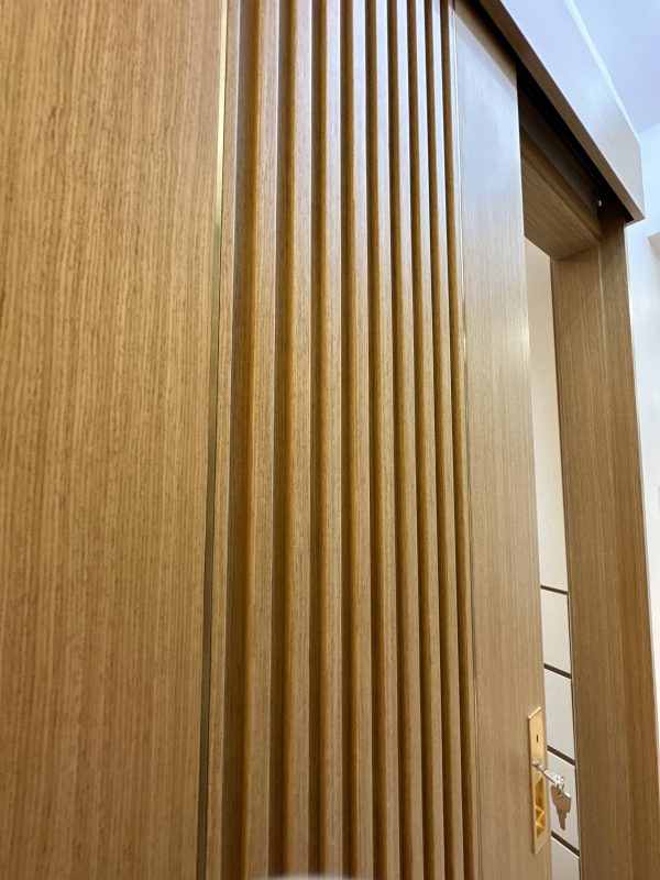 吊趟門訂造服務，非常適合想換門款的客人，可以「輕裝修」就能令屋企快速煥然一新！全屋裝修的客人，亦可以選擇用吊趟門代替走廊兩旁的房門，令浴室及房間都可完全用盡空間，不用額外預留掩門的開門位置，傢俬佈局更靈活。