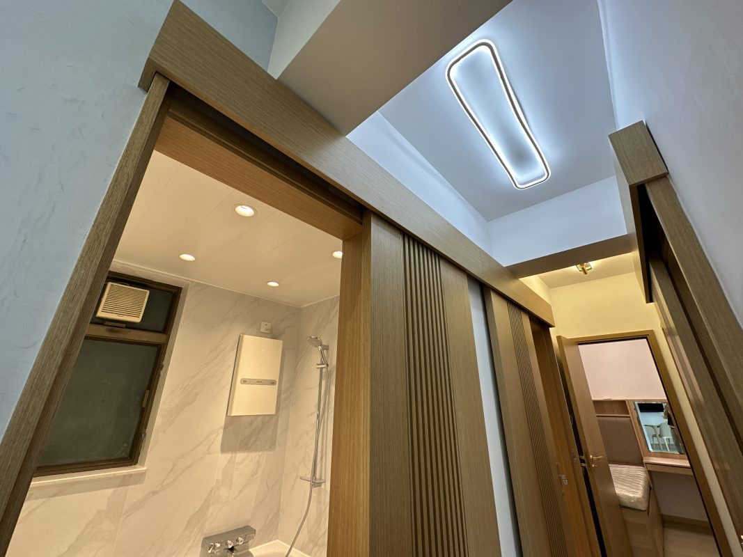 吊趟門訂造服務，非常適合想換門款的客人，可以「輕裝修」就能令屋企快速煥然一新！全屋裝修的客人，亦可以選擇用吊趟門代替走廊兩旁的房門，令浴室及房間都可完全用盡空間，不用額外預留掩門的開門位置，傢俬佈局更靈活。