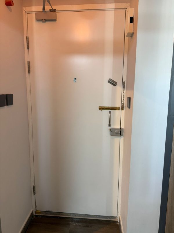 全屋裝修的客人，如果原有的大門狀態良好的話，都可以考慮保留舊門，簡單地做大門翻新工程，師傅會重新上木器漆或手掃漆，令舊門可以完美地融入新裝修的環境。