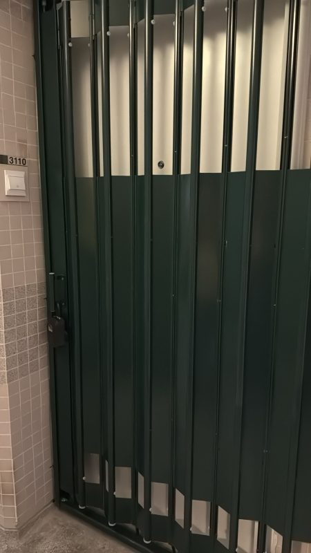 全屋裝修的客人，如果原有的大門狀態良好的話，都可以考慮保留舊門，簡單地做大門翻新工程，師傅會重新上木器漆或手掃漆，令舊門可以完美地融入新裝修的環境。