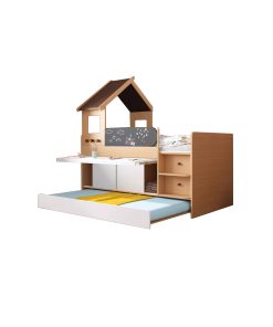 Gina兒童半高床屋仔款白底產品全圖,木色床框配白色趟門,床頭設計成小屋形狀帶深啡色屋頂,床側有黑板護欄,床底有三扇白色趟門儲物空間,床身右側有三層木色梯級兼抽屜,底部拉床完全拉出顯示藍色及黃色床褥位置