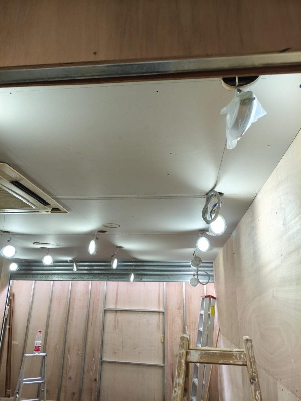 大埔廣福道地舖電箱工程進行中，供應及安裝室內三箱電掣總箱，提供微型斷路器，接駁原有室內大廈總電線位，原有位置安裝電掣總箱。