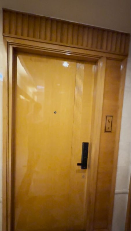 大門翻新服務，師傅會重上木器漆或手掃漆，還可以填平小型凹坑，完工效果彷如換了一道新門，光潔如新。