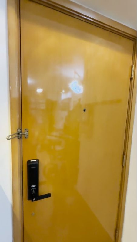 大門翻新服務，師傅會重上木器漆或手掃漆，還可以填平小型凹坑，完工效果彷如換了一道新門，光潔如新。